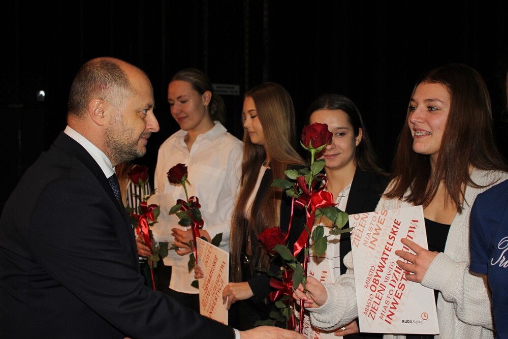 Podczas piątkowej uroczystości w Miejskim Centrum Kultury wręczono 63 rudzkim sportowcom oraz 18 trenerom nagrody prezydenta miasta. Przyznawane wyróżnienia są wyrazem uznania za wysokie wyniki we współzawodnictwie sportowym.

fot. UM Ruda Śląska