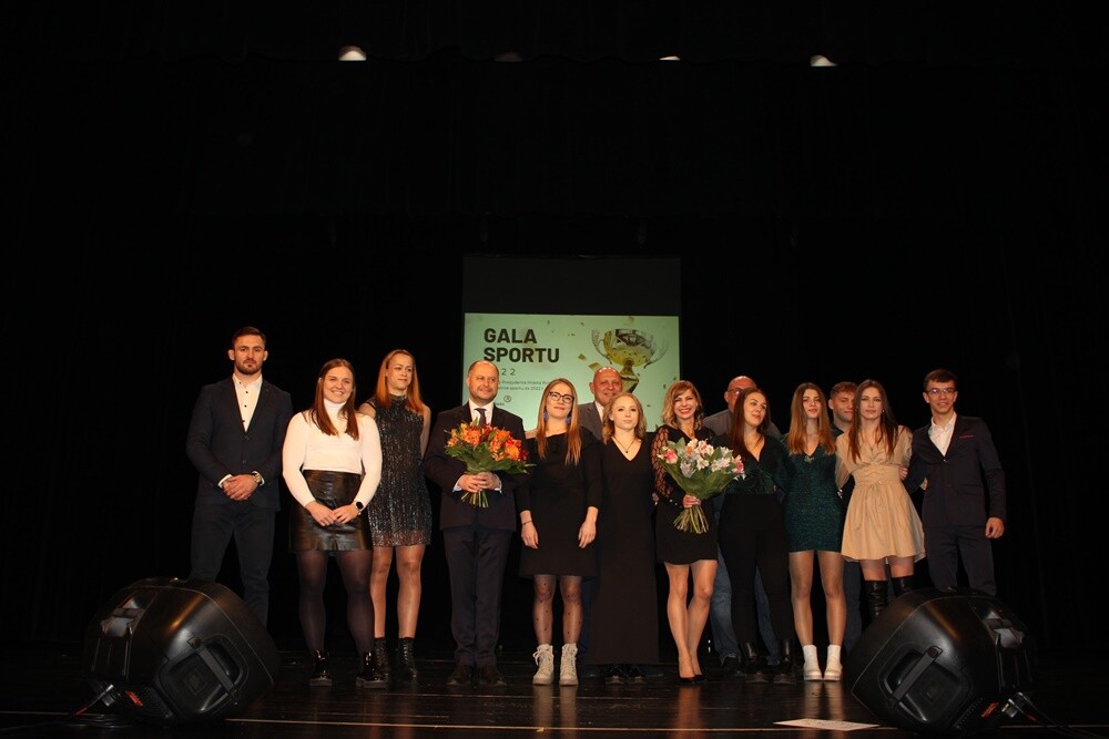 Podczas piątkowej uroczystości w Miejskim Centrum Kultury wręczono 63 rudzkim sportowcom oraz 18 trenerom nagrody prezydenta miasta. Przyznawane wyróżnienia są wyrazem uznania za wysokie wyniki we współzawodnictwie sportowym.

fot. UM Ruda Śląska