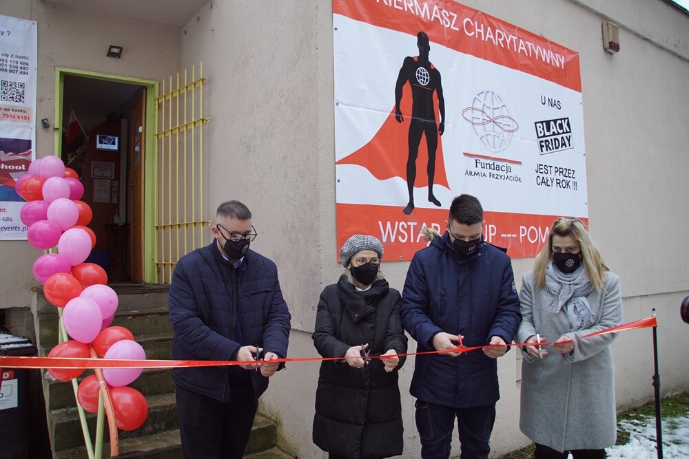 Rudzka Fundacja Armia Przyjaciół zaprasza do nowej siedziby. Jej oficjalne otwarcie odbyło się dzisiaj (30.01) o godz. 9.00. W nowym miejscu przygotowano stały kiermasz charytatywny, z którego fundusze zostaną przeznaczane na działalność fundacji oraz jej podopiecznych.