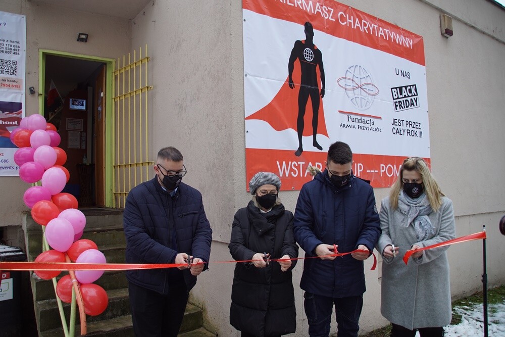 Rudzka Fundacja Armia Przyjaciół zaprasza do nowej siedziby. Jej oficjalne otwarcie odbyło się dzisiaj (30.01) o godz. 9.00. W nowym miejscu przygotowano stały kiermasz charytatywny, z którego fundusze zostaną przeznaczane na działalność fundacji oraz jej podopiecznych.