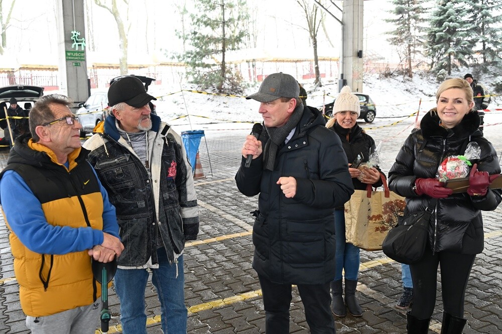 Na Terenach Targowych w Wirku odbyła się w niedzielę V Mikołajkowa Wystawa Owczarków Niemieckich. Pokazom psów towarzyszyła zbiórka prezentów świątecznych dla dzieci z placówek opiekuńczo-wychowawczych w Rudzie Śląskiej.

fot. UM Ruda Śląska