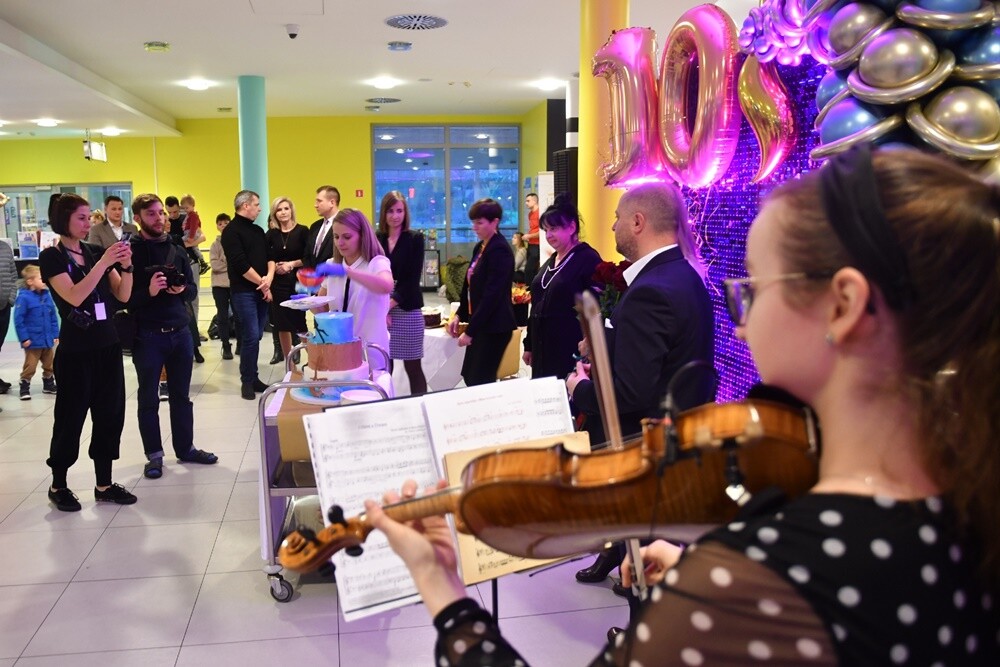 Park Wodny Aquadrom w Rudzie Śląskiej obchodzi w tym roku 10-lecie istnienia. Z tego powodu na wszystkich odwiedzających wczoraj rudzki park wodny czekało atrakcji. 

fot. Jacek Knapik