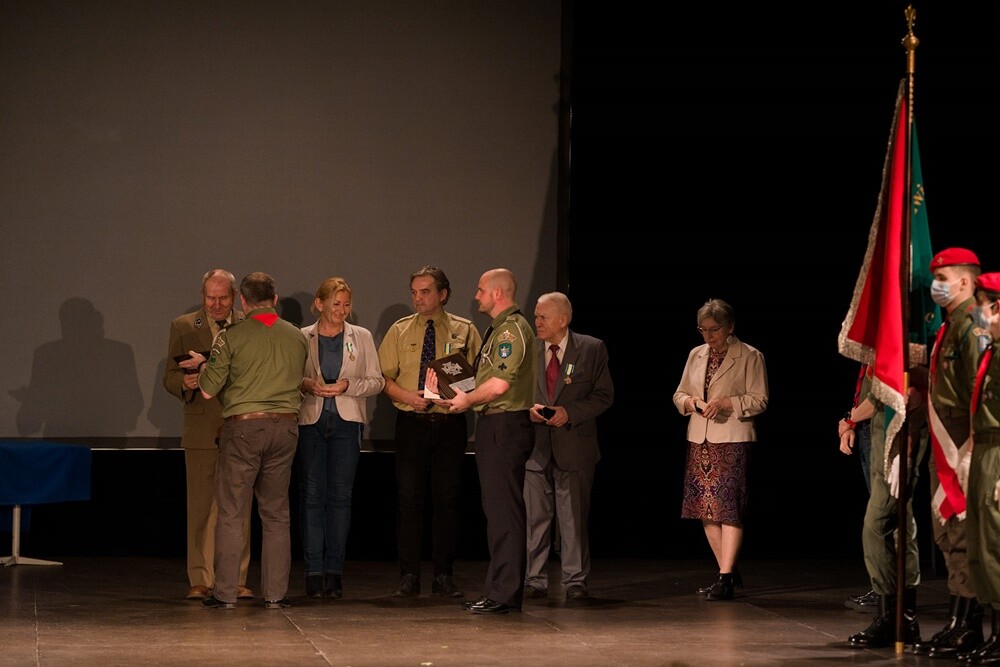 Hufiec Ruda Śląska świętuje 100-lecie harcerstwa na terenach miasta. Z tej okazji w czwartek, 18 listopada, podczas uroczystej gali zostały wręczone nagrody i wyróżnienia dla osób najbardziej zaangażowanych w działalność rudzkiej organizacji. 
fot. UM Ruda Śląska / Hufiec ZHP