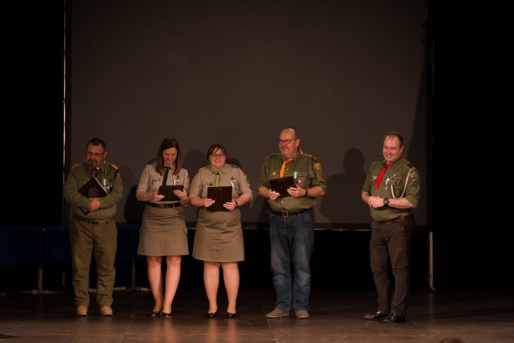 Hufiec Ruda Śląska świętuje 100-lecie harcerstwa na terenach miasta. Z tej okazji w czwartek, 18 listopada, podczas uroczystej gali zostały wręczone nagrody i wyróżnienia dla osób najbardziej zaangażowanych w działalność rudzkiej organizacji. 
fot. UM Ruda Śląska / Hufiec ZHP