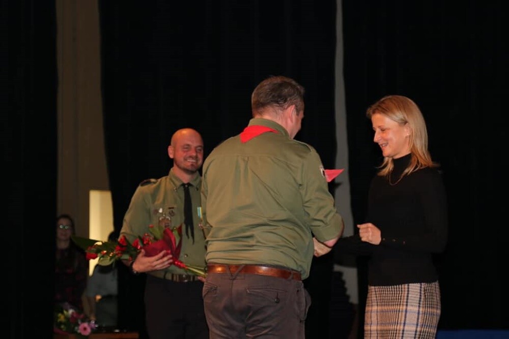 Hufiec Ruda Śląska świętuje 100-lecie harcerstwa na terenach miasta. Z tej okazji w czwartek, 18 listopada, podczas uroczystej gali zostały wręczone nagrody i wyróżnienia dla osób najbardziej zaangażowanych w działalność rudzkiej organizacji. 
fot. UM Ruda Śląska / Hufiec ZHP