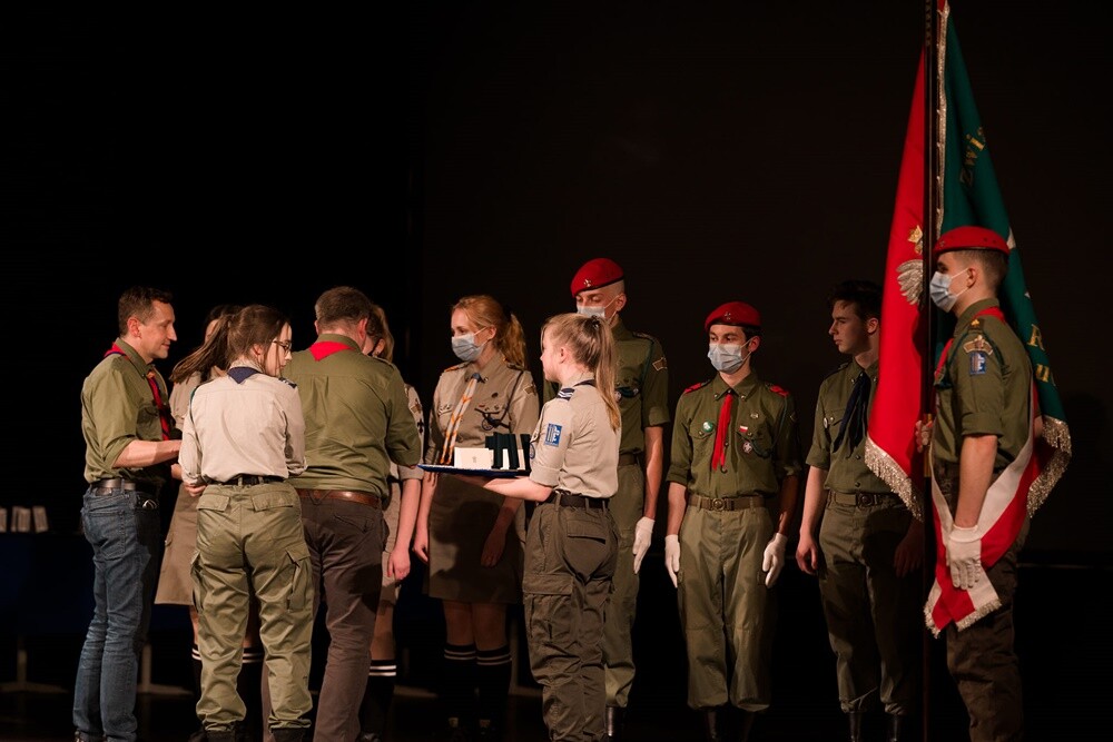 Hufiec Ruda Śląska świętuje 100-lecie harcerstwa na terenach miasta. Z tej okazji w czwartek, 18 listopada, podczas uroczystej gali zostały wręczone nagrody i wyróżnienia dla osób najbardziej zaangażowanych w działalność rudzkiej organizacji. 
fot. UM Ruda Śląska / Hufiec ZHP