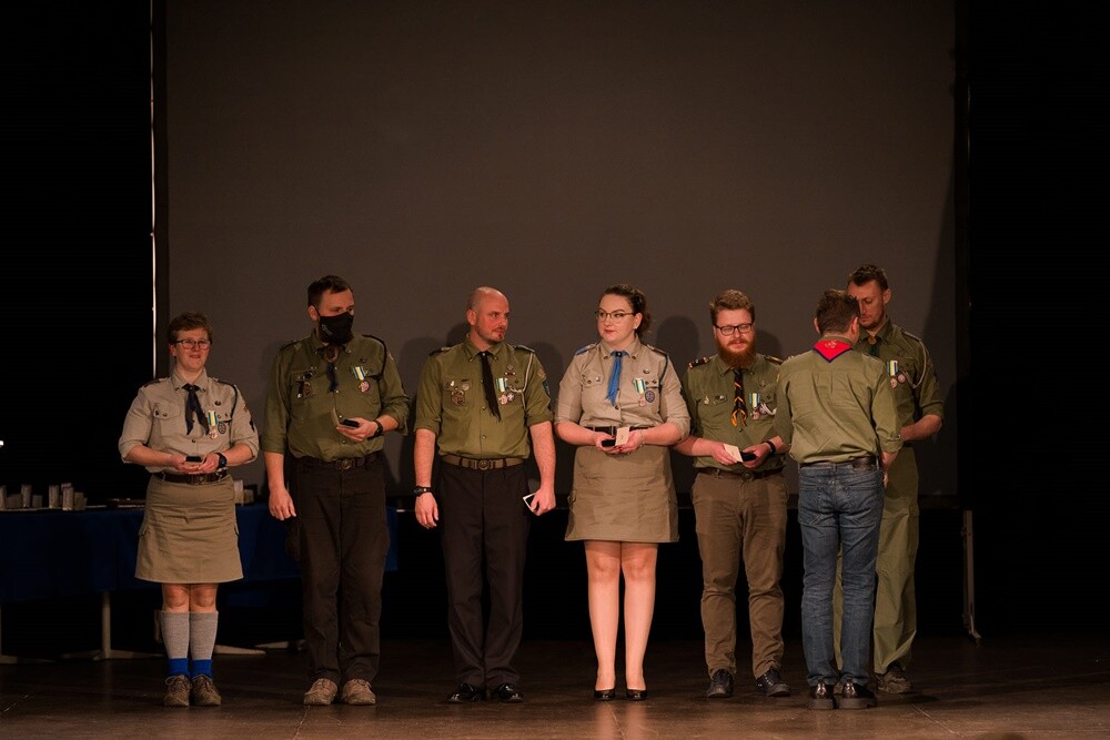 Hufiec Ruda Śląska świętuje 100-lecie harcerstwa na terenach miasta. Z tej okazji w czwartek, 18 listopada, podczas uroczystej gali zostały wręczone nagrody i wyróżnienia dla osób najbardziej zaangażowanych w działalność rudzkiej organizacji. 
fot. UM Ruda Śląska / Hufiec ZHP