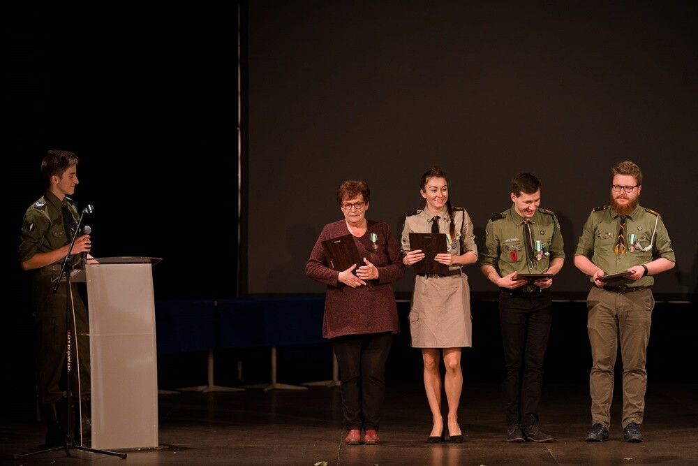 Hufiec Ruda Śląska świętuje 100-lecie harcerstwa na terenach miasta. Z tej okazji w czwartek, 18 listopada, podczas uroczystej gali zostały wręczone nagrody i wyróżnienia dla osób najbardziej zaangażowanych w działalność rudzkiej organizacji. 
fot. UM Ruda Śląska / Hufiec ZHP