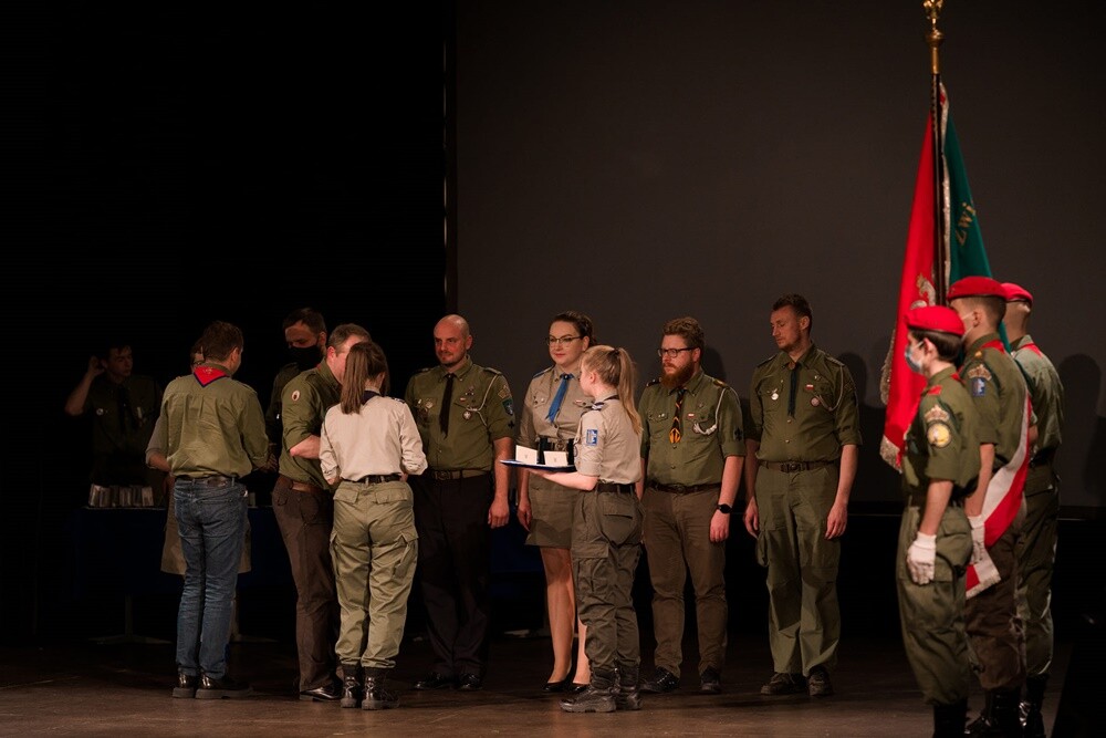 Hufiec Ruda Śląska świętuje 100-lecie harcerstwa na terenach miasta. Z tej okazji w czwartek, 18 listopada, podczas uroczystej gali zostały wręczone nagrody i wyróżnienia dla osób najbardziej zaangażowanych w działalność rudzkiej organizacji. 
fot. UM Ruda Śląska / Hufiec ZHP