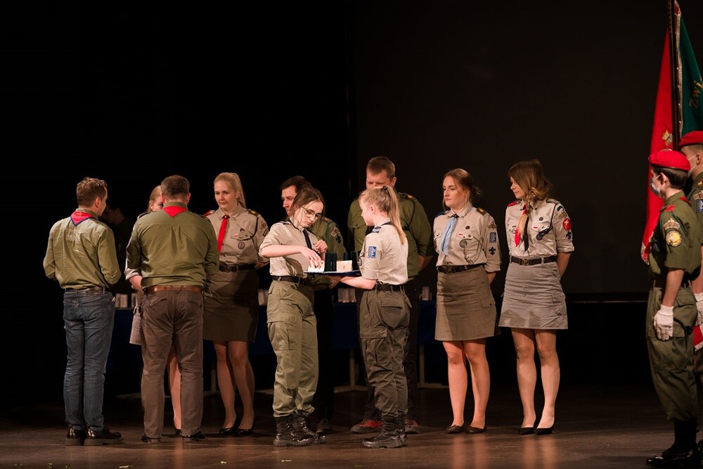Hufiec Ruda Śląska świętuje 100-lecie harcerstwa na terenach miasta. Z tej okazji w czwartek, 18 listopada, podczas uroczystej gali zostały wręczone nagrody i wyróżnienia dla osób najbardziej zaangażowanych w działalność rudzkiej organizacji. 
fot. UM Ruda Śląska / Hufiec ZHP