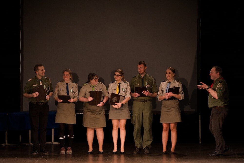 Hufiec Ruda Śląska świętuje 100-lecie harcerstwa na terenach miasta. Z tej okazji w czwartek, 18 listopada, podczas uroczystej gali zostały wręczone nagrody i wyróżnienia dla osób najbardziej zaangażowanych w działalność rudzkiej organizacji. 
fot. UM Ruda Śląska / Hufiec ZHP
