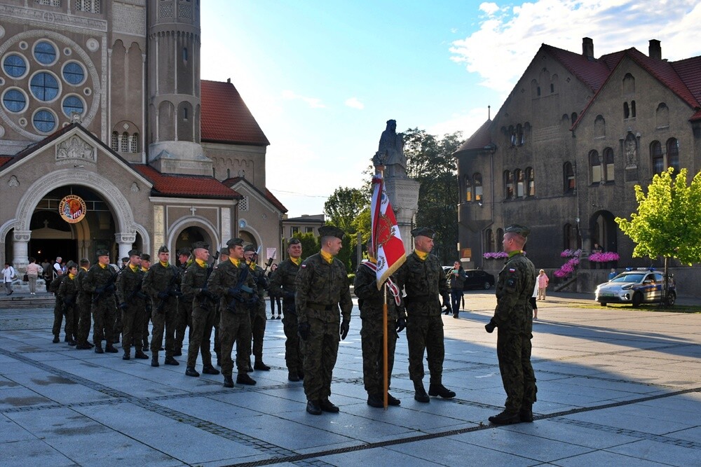 16 lipca minęło 100 lat od podpisania Aktu Objęcia Górnego Śląska przez Polskę. W związku z tym wczoraj w Rudzie Śląskiej odbyły się obchody 100. rocznicy tego wydarzenia. 

fot. Jacek Knapik