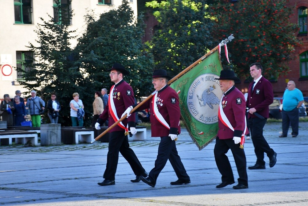16 lipca minęło 100 lat od podpisania Aktu Objęcia Górnego Śląska przez Polskę. W związku z tym wczoraj w Rudzie Śląskiej odbyły się obchody 100. rocznicy tego wydarzenia. 

fot. Jacek Knapik