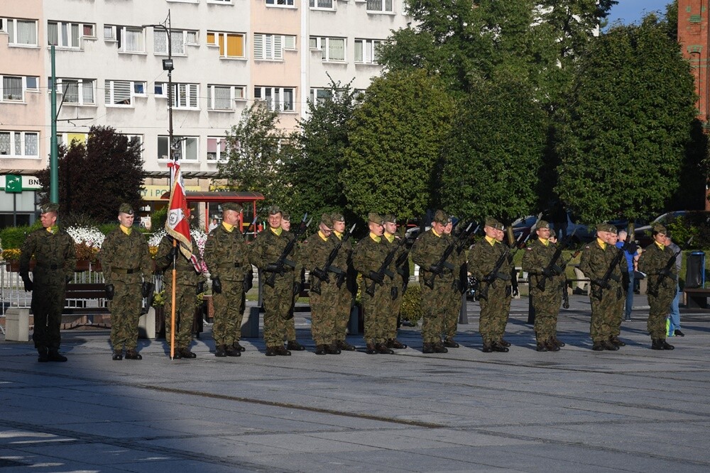 16 lipca minęło 100 lat od podpisania Aktu Objęcia Górnego Śląska przez Polskę. W związku z tym wczoraj w Rudzie Śląskiej odbyły się obchody 100. rocznicy tego wydarzenia. 

fot. Jacek Knapik