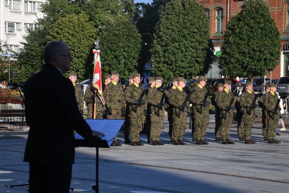 16 lipca minęło 100 lat od podpisania Aktu Objęcia Górnego Śląska przez Polskę. W związku z tym wczoraj w Rudzie Śląskiej odbyły się obchody 100. rocznicy tego wydarzenia. 

fot. Jacek Knapik