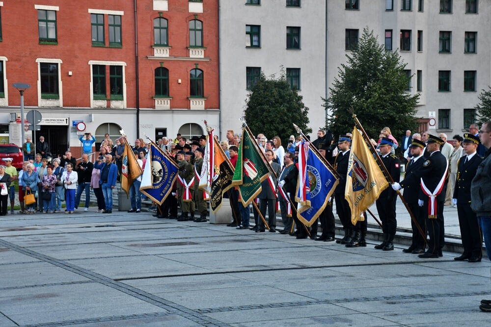 16 lipca minęło 100 lat od podpisania Aktu Objęcia Górnego Śląska przez Polskę. W związku z tym wczoraj w Rudzie Śląskiej odbyły się obchody 100. rocznicy tego wydarzenia. 

fot. Jacek Knapik