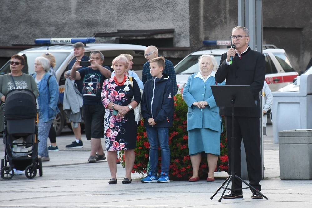 16 lipca minęło 100 lat od podpisania Aktu Objęcia Górnego Śląska przez Polskę. W związku z tym wczoraj w Rudzie Śląskiej odbyły się obchody 100. rocznicy tego wydarzenia. 

fot. Jacek Knapik