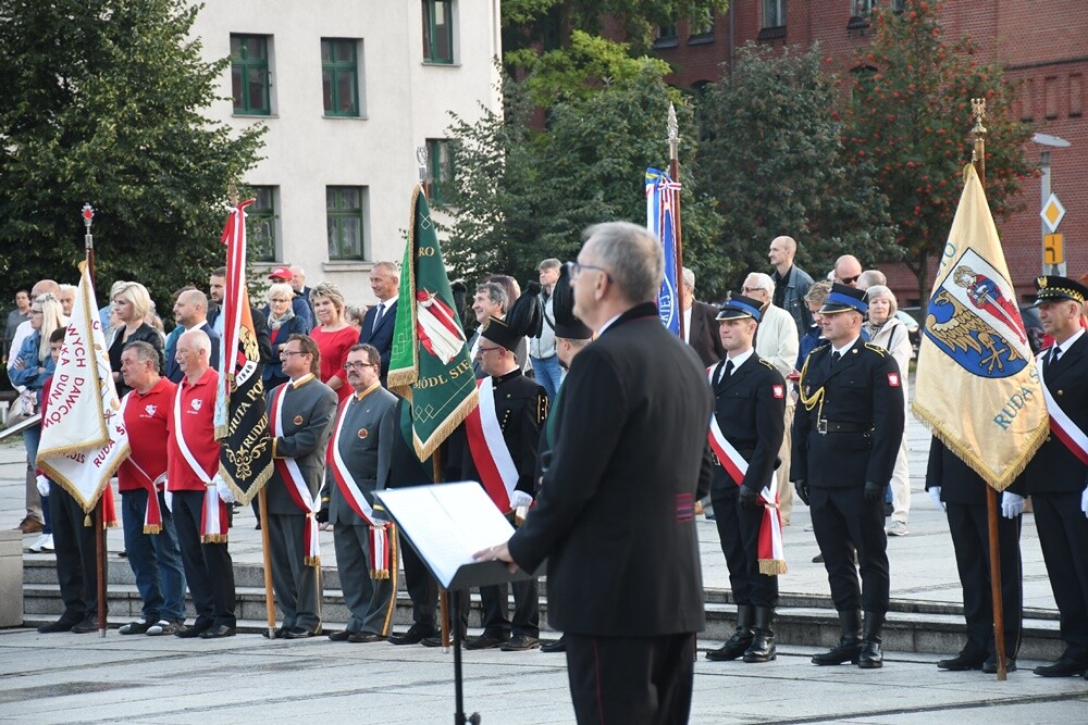 16 lipca minęło 100 lat od podpisania Aktu Objęcia Górnego Śląska przez Polskę. W związku z tym wczoraj w Rudzie Śląskiej odbyły się obchody 100. rocznicy tego wydarzenia. 

fot. Jacek Knapik