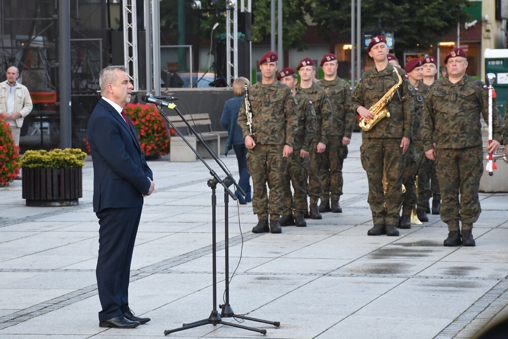 16 lipca minęło 100 lat od podpisania Aktu Objęcia Górnego Śląska przez Polskę. W związku z tym wczoraj w Rudzie Śląskiej odbyły się obchody 100. rocznicy tego wydarzenia. 

fot. Jacek Knapik