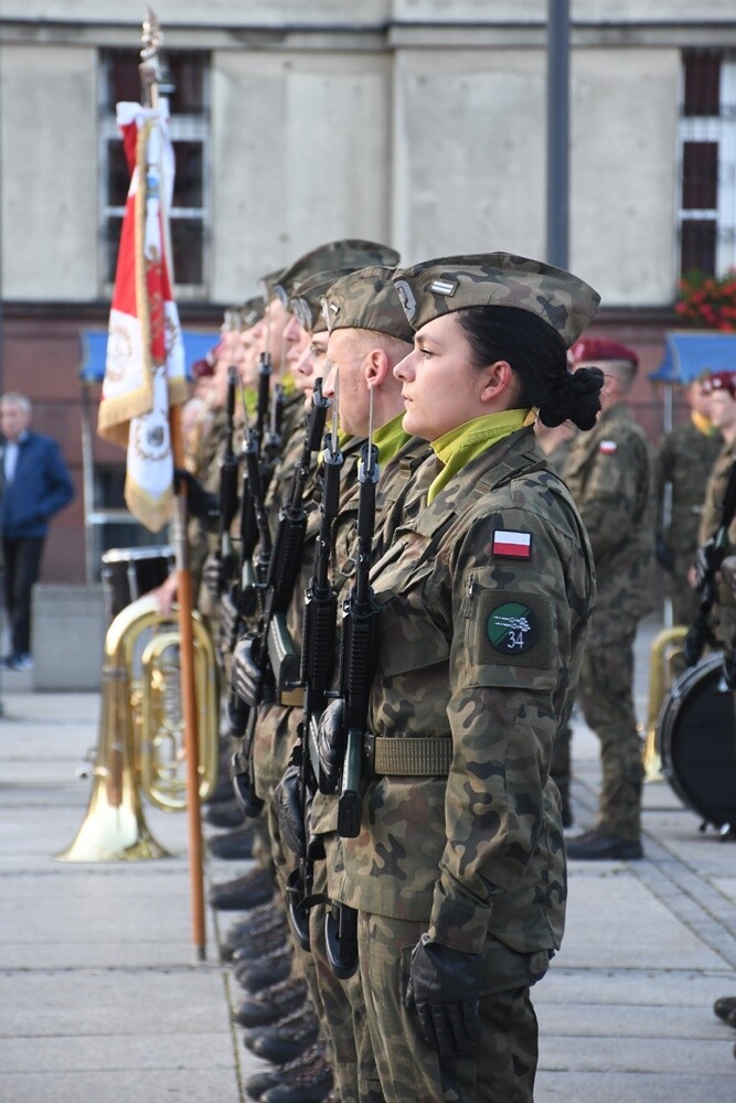 16 lipca minęło 100 lat od podpisania Aktu Objęcia Górnego Śląska przez Polskę. W związku z tym wczoraj w Rudzie Śląskiej odbyły się obchody 100. rocznicy tego wydarzenia. 

fot. Jacek Knapik