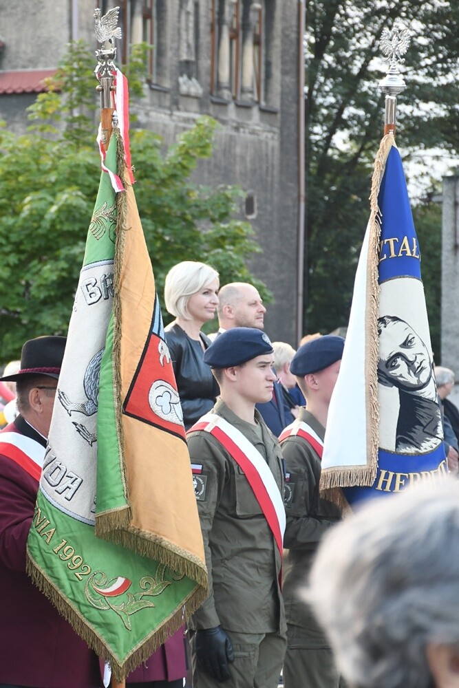 16 lipca minęło 100 lat od podpisania Aktu Objęcia Górnego Śląska przez Polskę. W związku z tym wczoraj w Rudzie Śląskiej odbyły się obchody 100. rocznicy tego wydarzenia. 

fot. Jacek Knapik