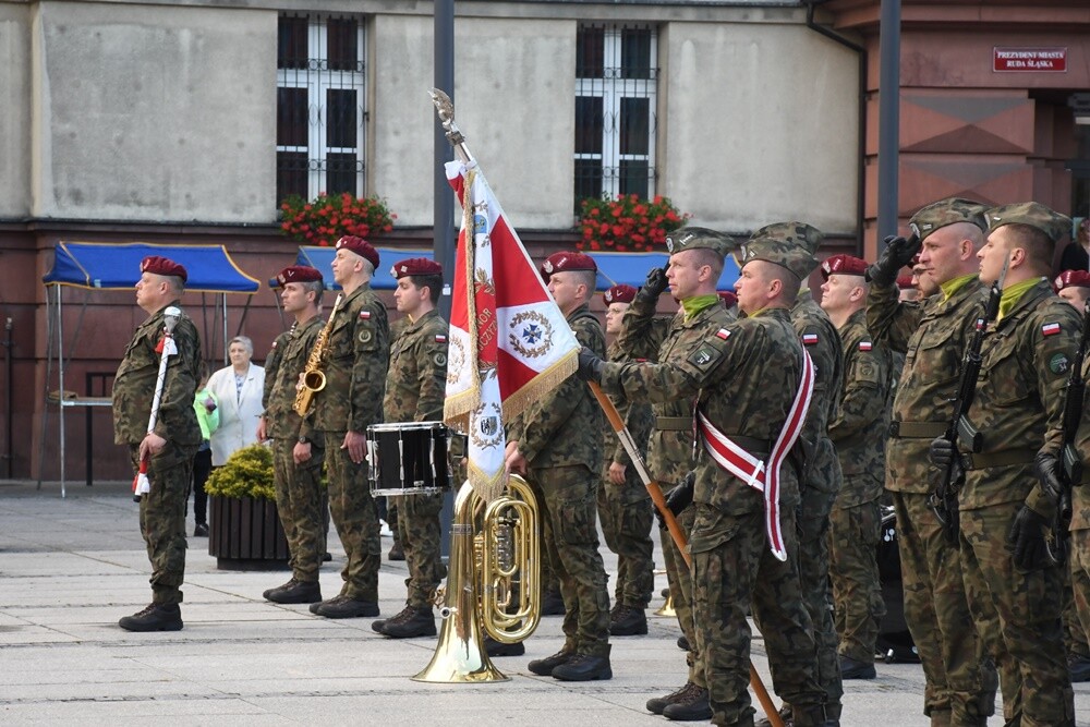 16 lipca minęło 100 lat od podpisania Aktu Objęcia Górnego Śląska przez Polskę. W związku z tym wczoraj w Rudzie Śląskiej odbyły się obchody 100. rocznicy tego wydarzenia. 

fot. Jacek Knapik
