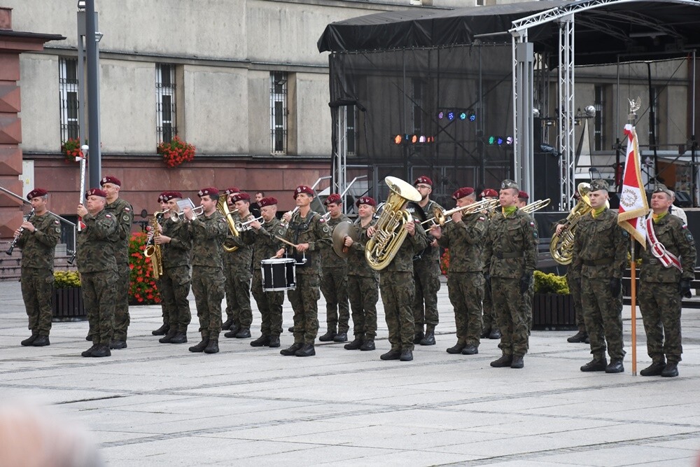 16 lipca minęło 100 lat od podpisania Aktu Objęcia Górnego Śląska przez Polskę. W związku z tym wczoraj w Rudzie Śląskiej odbyły się obchody 100. rocznicy tego wydarzenia. 

fot. Jacek Knapik