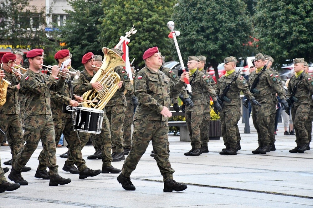 16 lipca minęło 100 lat od podpisania Aktu Objęcia Górnego Śląska przez Polskę. W związku z tym wczoraj w Rudzie Śląskiej odbyły się obchody 100. rocznicy tego wydarzenia. 

fot. Jacek Knapik