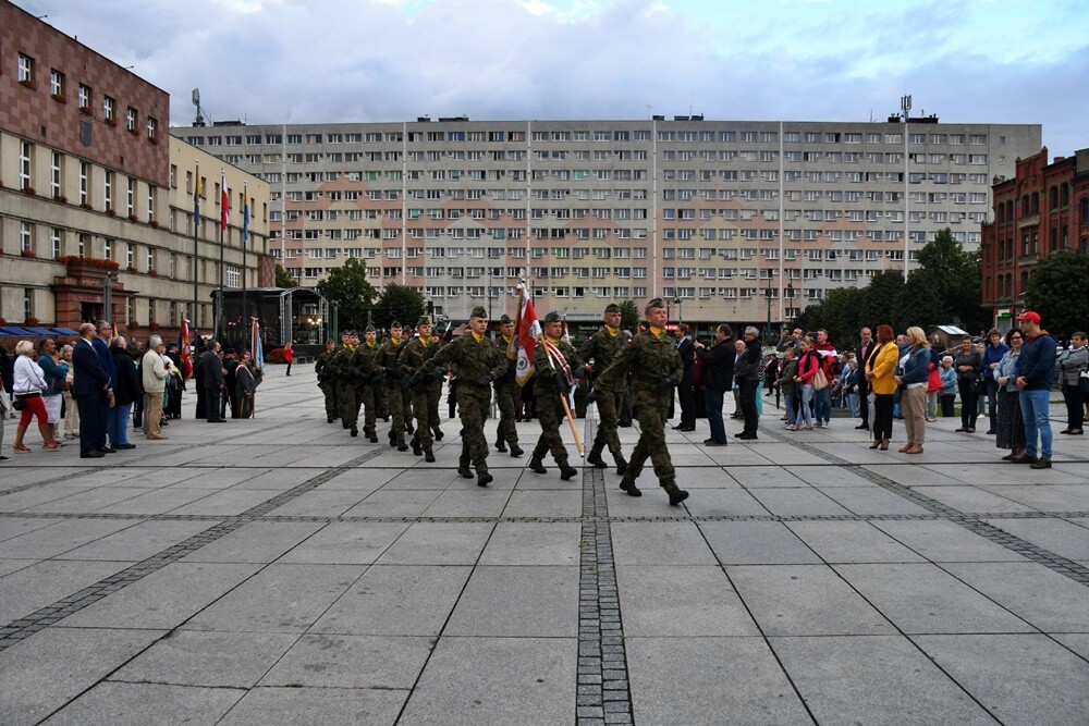 16 lipca minęło 100 lat od podpisania Aktu Objęcia Górnego Śląska przez Polskę. W związku z tym wczoraj w Rudzie Śląskiej odbyły się obchody 100. rocznicy tego wydarzenia. 

fot. Jacek Knapik