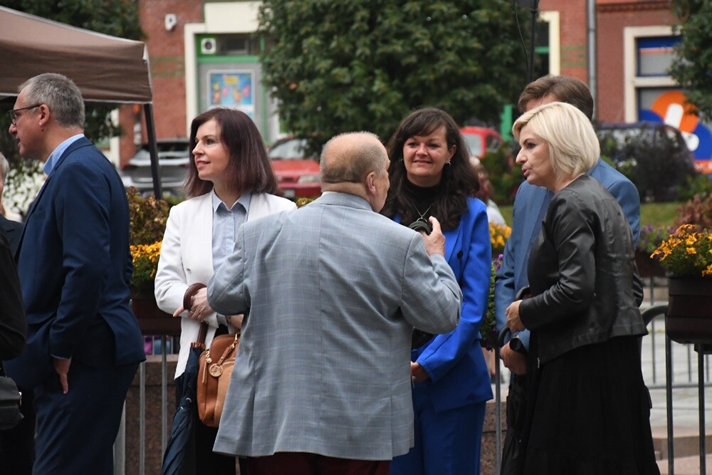 16 lipca minęło 100 lat od podpisania Aktu Objęcia Górnego Śląska przez Polskę. W związku z tym wczoraj w Rudzie Śląskiej odbyły się obchody 100. rocznicy tego wydarzenia. 

fot. Jacek Knapik