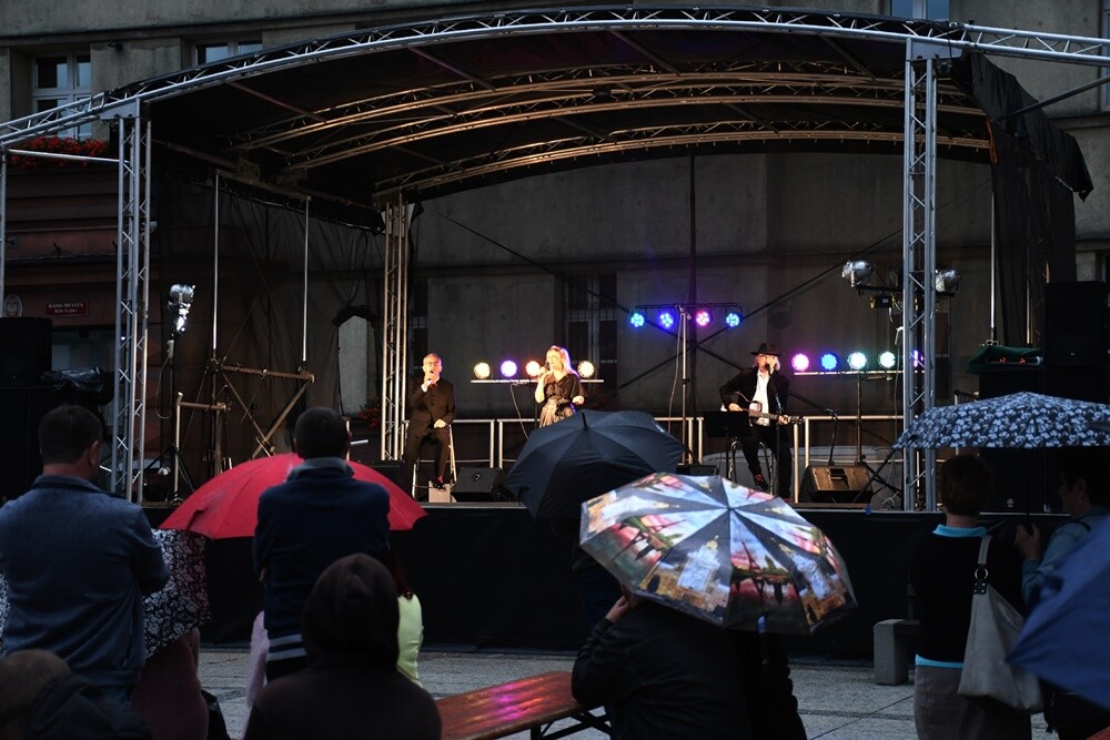 16 lipca minęło 100 lat od podpisania Aktu Objęcia Górnego Śląska przez Polskę. W związku z tym wczoraj w Rudzie Śląskiej odbyły się obchody 100. rocznicy tego wydarzenia. 

fot. Jacek Knapik