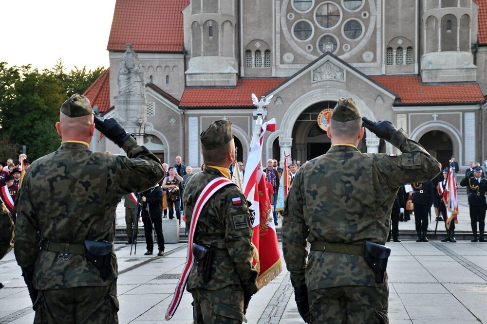 16 lipca minęło 100 lat od podpisania Aktu Objęcia Górnego Śląska przez Polskę. W związku z tym wczoraj w Rudzie Śląskiej odbyły się obchody 100. rocznicy tego wydarzenia. 

fot. Jacek Knapik