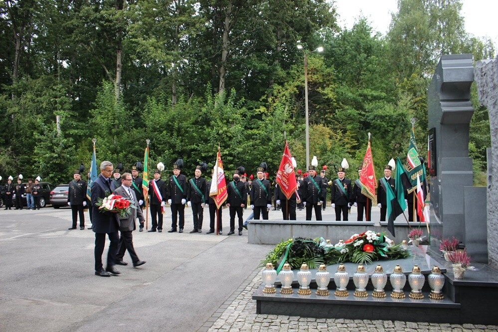 18 września 2009 roku w kopalni Wujek – Ruch Śląsk doszło do katastrofy, w wyniku której śmierć poniosło 20 górników, a kilkudziesięciu kolejnych odniosło obrażenia. Najmłodszy z nich miał tylko 21 lat, najstarszy 48. Dziś mija 12. rocznica tych tragicznych wydarzeń. Ku czci pamięci ofiar w kościele pw. Trójcy Przenajświętszej odbyła się msza święta.