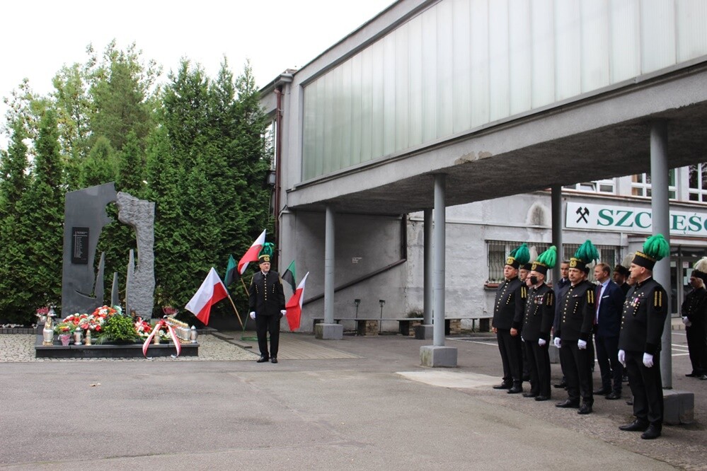 18 września 2009 roku w kopalni Wujek – Ruch Śląsk doszło do katastrofy, w wyniku której śmierć poniosło 20 górników, a kilkudziesięciu kolejnych odniosło obrażenia. Najmłodszy z nich miał tylko 21 lat, najstarszy 48. Dziś mija 12. rocznica tych tragicznych wydarzeń. Ku czci pamięci ofiar w kościele pw. Trójcy Przenajświętszej odbyła się msza święta.