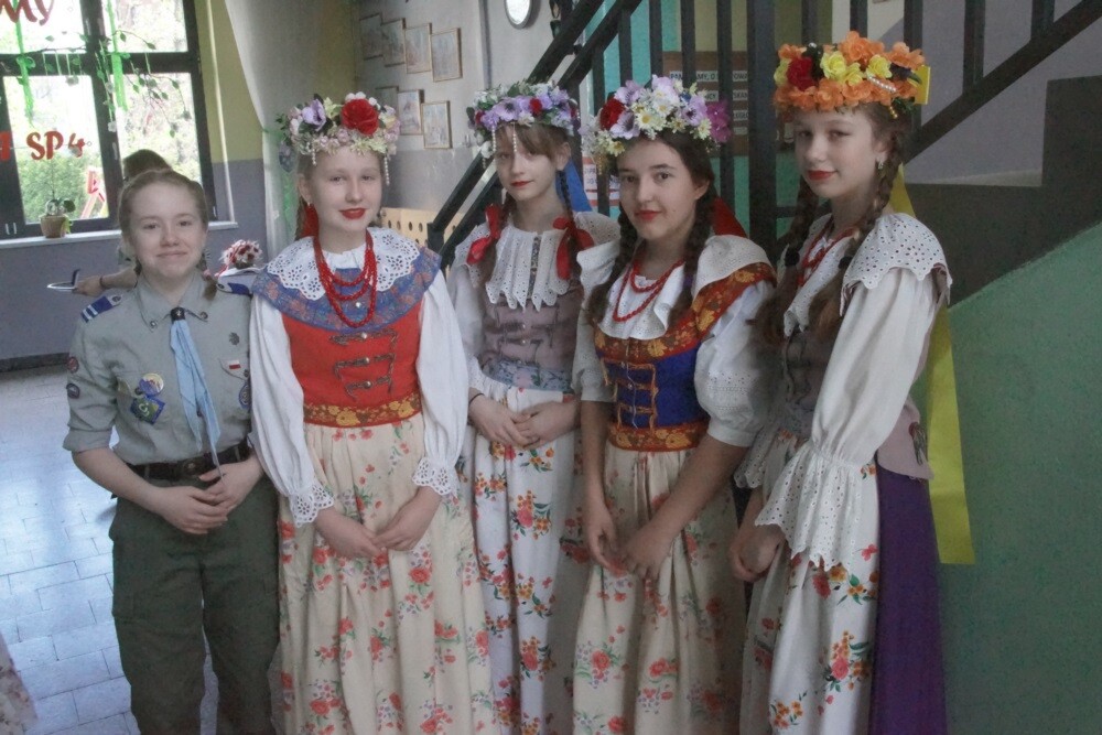 Szkoła Podstawowa nr 4 im. Józefa Lompy obchodzi w tym roku swoje 140-lecie. Podczas uroczystego jubileuszu w szkole zebrało się dziś szerokie grono osób związanych z placówką. Były wzruszające wspomnienia, prezentacja historii dzielnicy i szkoły oraz wspólne świętowanie.