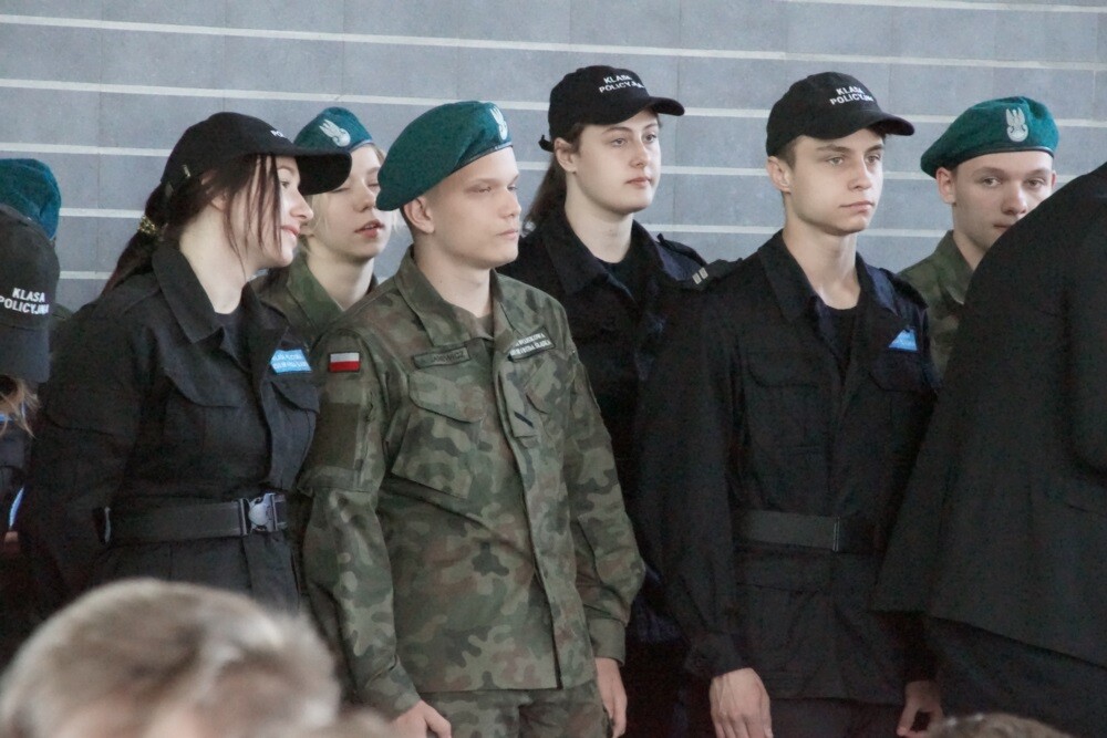 Szkoła Podstawowa nr 4 im. Józefa Lompy obchodzi w tym roku swoje 140-lecie. Podczas uroczystego jubileuszu w szkole zebrało się dziś szerokie grono osób związanych z placówką. Były wzruszające wspomnienia, prezentacja historii dzielnicy i szkoły oraz wspólne świętowanie.