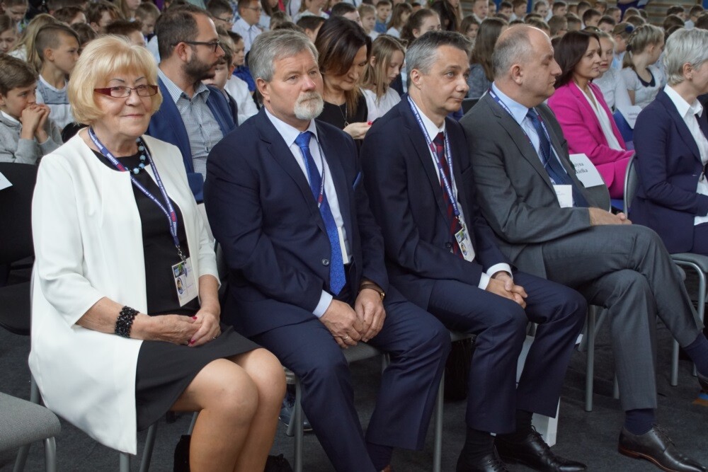 Szkoła Podstawowa nr 4 im. Józefa Lompy obchodzi w tym roku swoje 140-lecie. Podczas uroczystego jubileuszu w szkole zebrało się dziś szerokie grono osób związanych z placówką. Były wzruszające wspomnienia, prezentacja historii dzielnicy i szkoły oraz wspólne świętowanie.