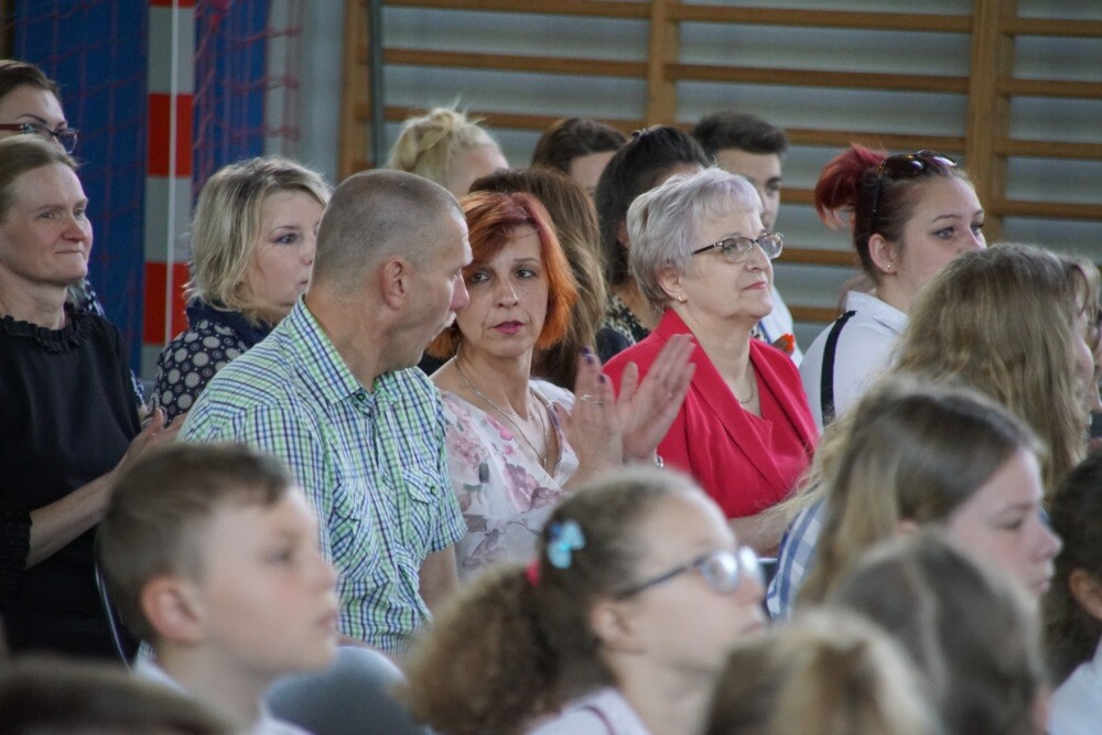 Szkoła Podstawowa nr 4 im. Józefa Lompy obchodzi w tym roku swoje 140-lecie. Podczas uroczystego jubileuszu w szkole zebrało się dziś szerokie grono osób związanych z placówką. Były wzruszające wspomnienia, prezentacja historii dzielnicy i szkoły oraz wspólne świętowanie.