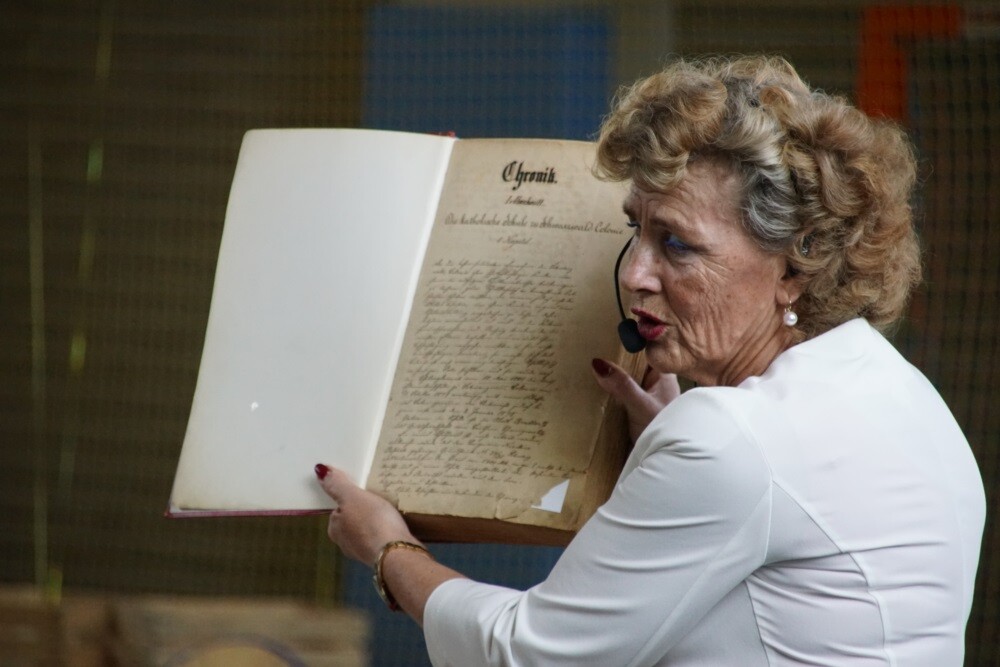 Szkoła Podstawowa nr 4 im. Józefa Lompy obchodzi w tym roku swoje 140-lecie. Podczas uroczystego jubileuszu w szkole zebrało się dziś szerokie grono osób związanych z placówką. Były wzruszające wspomnienia, prezentacja historii dzielnicy i szkoły oraz wspólne świętowanie.