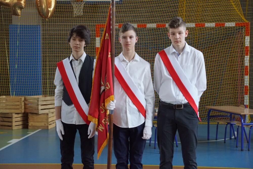 Szkoła Podstawowa nr 4 im. Józefa Lompy obchodzi w tym roku swoje 140-lecie. Podczas uroczystego jubileuszu w szkole zebrało się dziś szerokie grono osób związanych z placówką. Były wzruszające wspomnienia, prezentacja historii dzielnicy i szkoły oraz wspólne świętowanie.