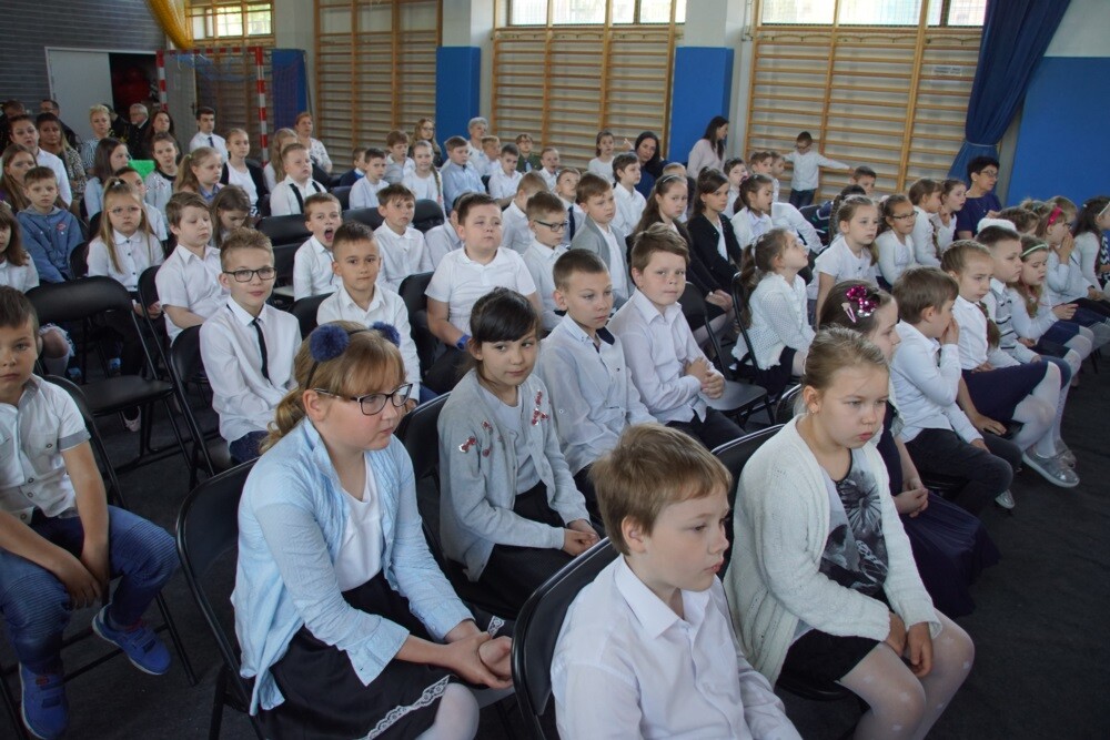 Szkoła Podstawowa nr 4 im. Józefa Lompy obchodzi w tym roku swoje 140-lecie. Podczas uroczystego jubileuszu w szkole zebrało się dziś szerokie grono osób związanych z placówką. Były wzruszające wspomnienia, prezentacja historii dzielnicy i szkoły oraz wspólne świętowanie.