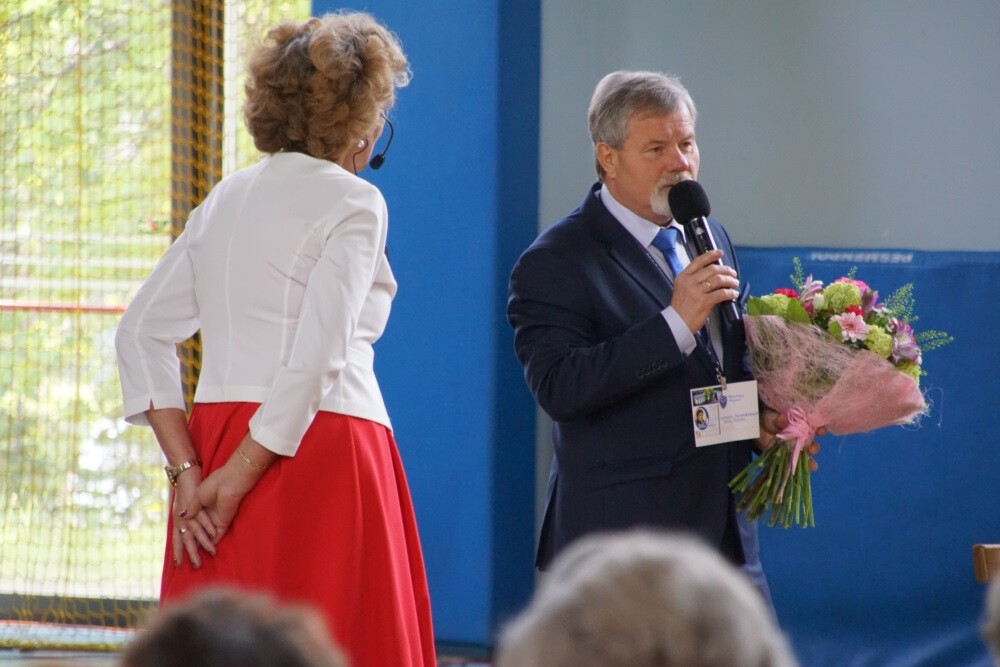 Szkoła Podstawowa nr 4 im. Józefa Lompy obchodzi w tym roku swoje 140-lecie. Podczas uroczystego jubileuszu w szkole zebrało się dziś szerokie grono osób związanych z placówką. Były wzruszające wspomnienia, prezentacja historii dzielnicy i szkoły oraz wspólne świętowanie.