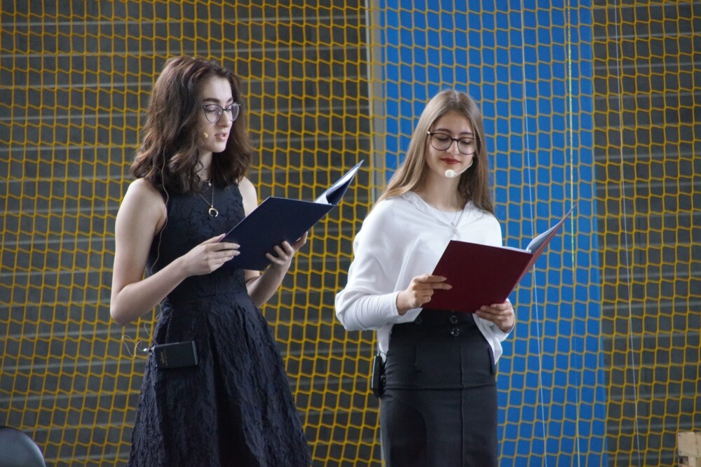 Szkoła Podstawowa nr 4 im. Józefa Lompy obchodzi w tym roku swoje 140-lecie. Podczas uroczystego jubileuszu w szkole zebrało się dziś szerokie grono osób związanych z placówką. Były wzruszające wspomnienia, prezentacja historii dzielnicy i szkoły oraz wspólne świętowanie.