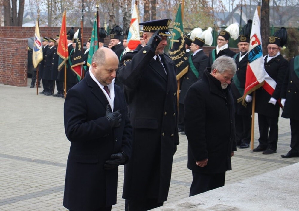 Dziś mija 16. rocznica tragicznego wypadku na kopalni Halemba - dokładnie 21 listopada 2006 roku w wyniku podziemnego wybuchu metanu śmierć poniosło 23 górników.

fot. UM Ruda Śląska