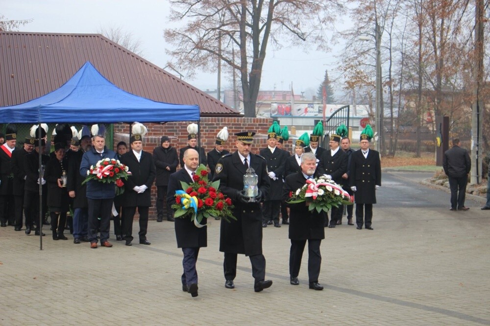 Dziś mija 16. rocznica tragicznego wypadku na kopalni Halemba - dokładnie 21 listopada 2006 roku w wyniku podziemnego wybuchu metanu śmierć poniosło 23 górników.

fot. UM Ruda Śląska