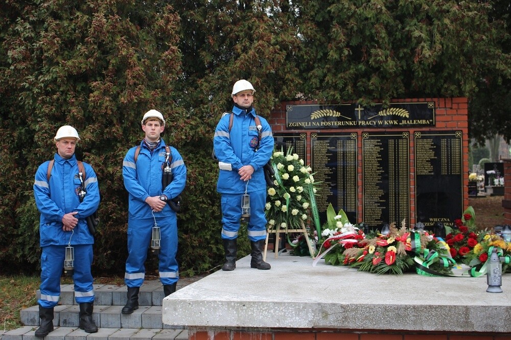 Dziś mija 16. rocznica tragicznego wypadku na kopalni Halemba - dokładnie 21 listopada 2006 roku w wyniku podziemnego wybuchu metanu śmierć poniosło 23 górników.

fot. UM Ruda Śląska