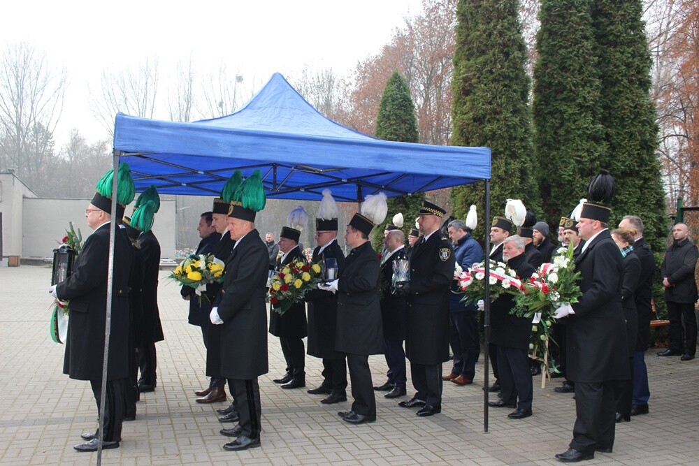 Dziś mija 16. rocznica tragicznego wypadku na kopalni Halemba - dokładnie 21 listopada 2006 roku w wyniku podziemnego wybuchu metanu śmierć poniosło 23 górników.

fot. UM Ruda Śląska