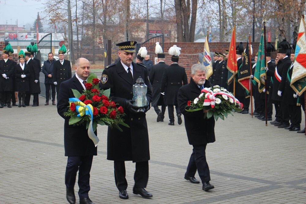 Dziś mija 16. rocznica tragicznego wypadku na kopalni Halemba - dokładnie 21 listopada 2006 roku w wyniku podziemnego wybuchu metanu śmierć poniosło 23 górników.

fot. UM Ruda Śląska
