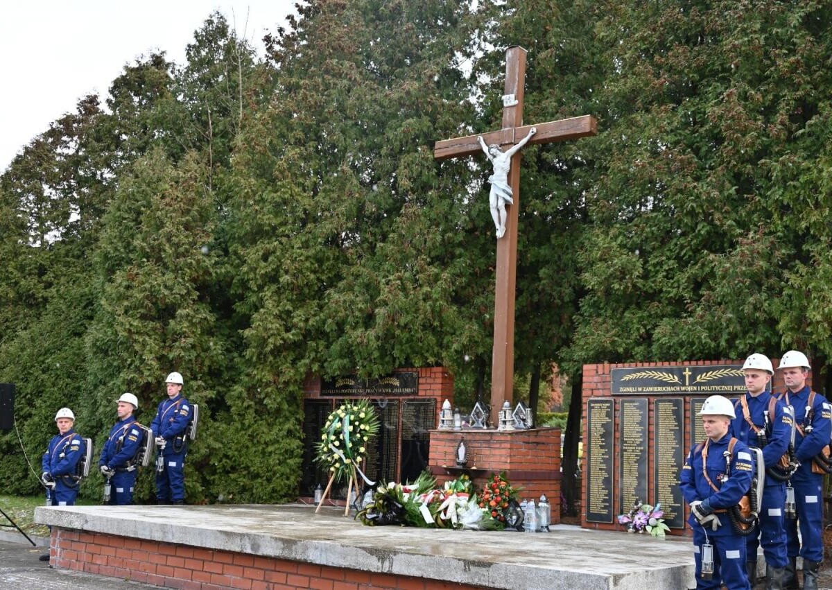 Dziś mija 18. rocznica tragicznego wypadku na kopalni Halemba - dokładnie 21 listopada 2006 roku w wyniku podziemnego wybuchu metanu śmierć poniosło 23 górników / fot. UM Ruda Śląska