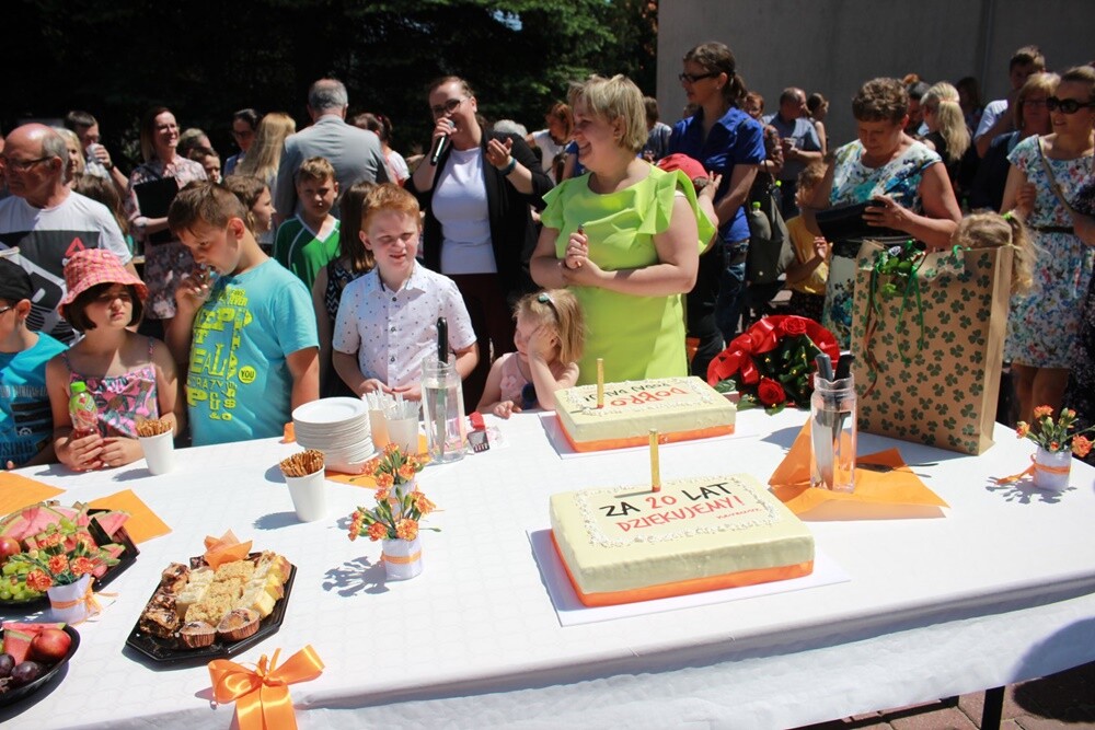 Później na placu przy kościele odbył się festyn. Nie zabrakło życzeń, radości i wzruszeń. 